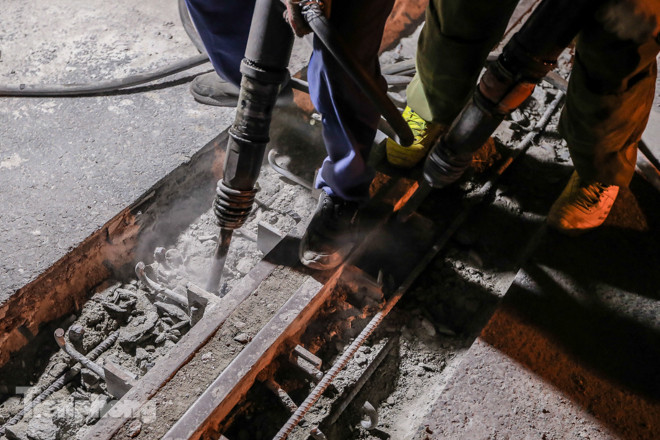 Xuyên đêm sửa khe co giãn đường vành đai 3 trên cao ở Hà Nội ảnh 8