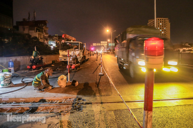 Xuyên đêm sửa khe co giãn đường vành đai 3 trên cao ở Hà Nội ảnh 2