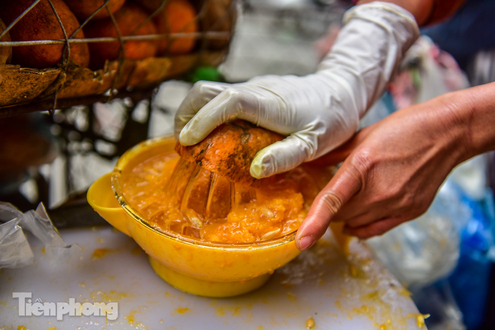 'Hốt bạc' nhờ vắt nước cam trên phố Hà Nội thời dịch Covid-19 ảnh 5