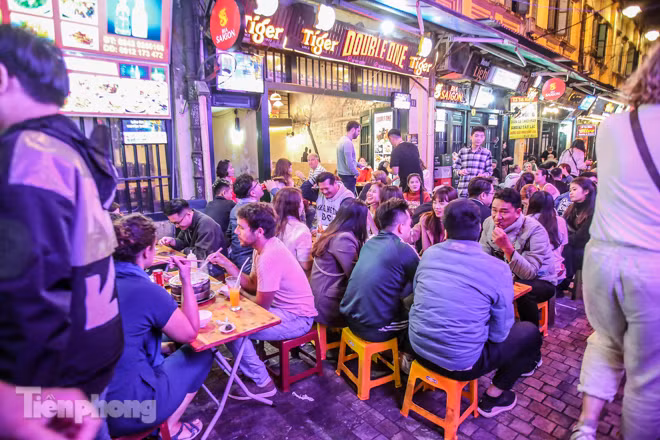 Giữa 'điểm nóng' Covid -19, phố Tây Tạ Hiện vẫn nhộn nhịp cuối tuần ảnh 7