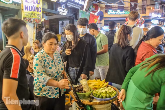 Giữa 'điểm nóng' Covid -19, phố Tây Tạ Hiện vẫn nhộn nhịp cuối tuần ảnh 12