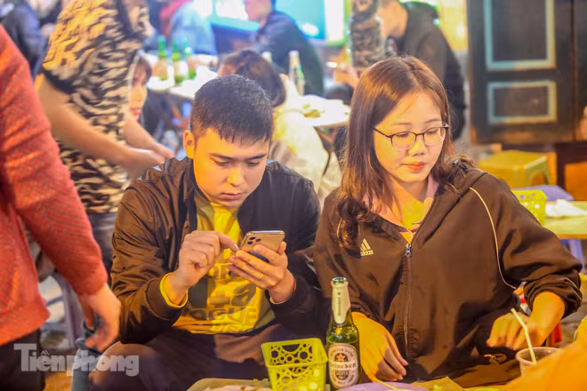 Giữa 'điểm nóng' Covid -19, phố Tây Tạ Hiện vẫn nhộn nhịp cuối tuần ảnh 10
