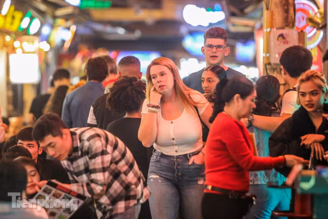 Giữa 'điểm nóng' Covid -19, phố Tây Tạ Hiện vẫn nhộn nhịp cuối tuần ảnh 11