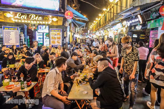 Giữa 'điểm nóng' Covid -19, phố Tây Tạ Hiện vẫn nhộn nhịp cuối tuần ảnh 1