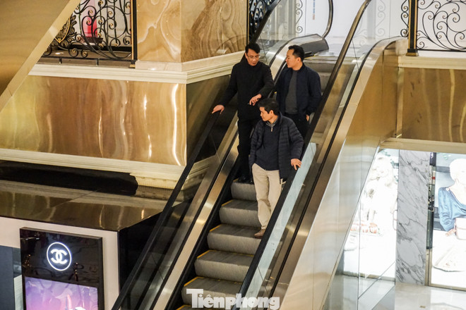 Trung tâm thương mại 'vắng như chùa bà đanh' thời virus corona ảnh 10