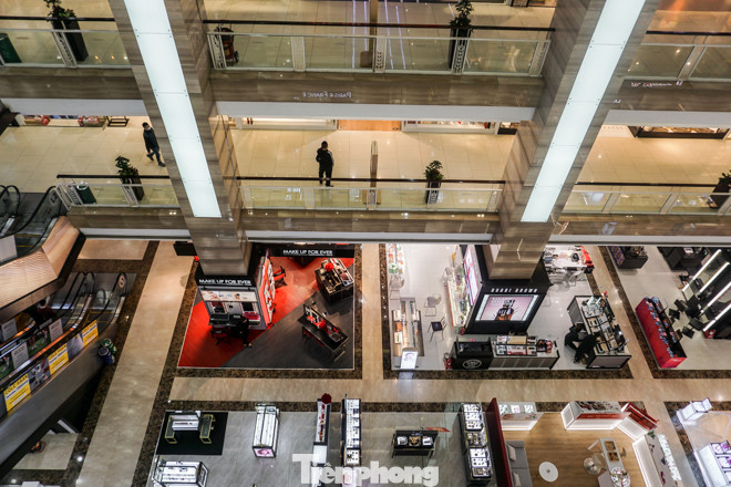 Trung tâm thương mại 'vắng như chùa bà đanh' thời virus corona ảnh 9