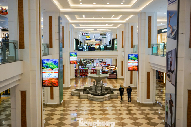 Trung tâm thương mại 'vắng như chùa bà đanh' thời virus corona ảnh 2