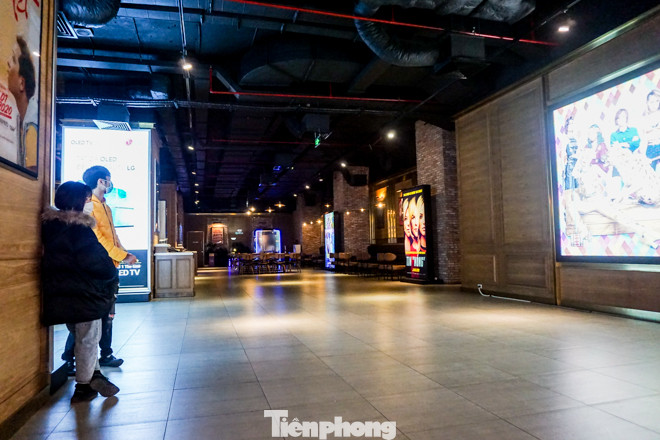 Trung tâm thương mại 'vắng như chùa bà đanh' thời virus corona ảnh 4