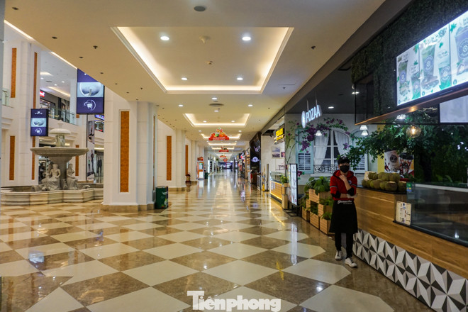 Trung tâm thương mại 'vắng như chùa bà đanh' thời virus corona ảnh 8