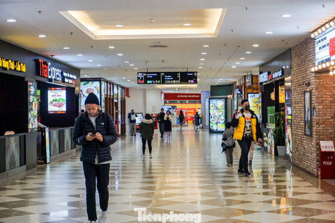 Trung tâm thương mại 'vắng như chùa bà đanh' thời virus corona ảnh 1