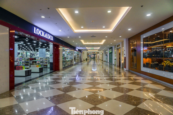 Trung tâm thương mại 'vắng như chùa bà đanh' thời virus corona ảnh 5
