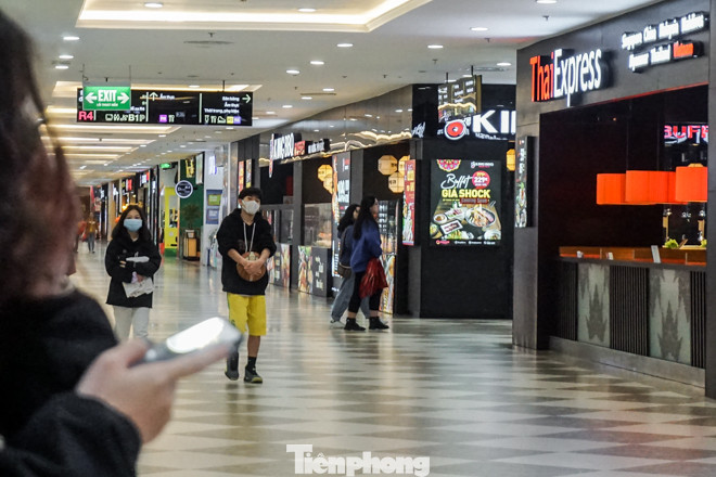Trung tâm thương mại 'vắng như chùa bà đanh' thời virus corona ảnh 7