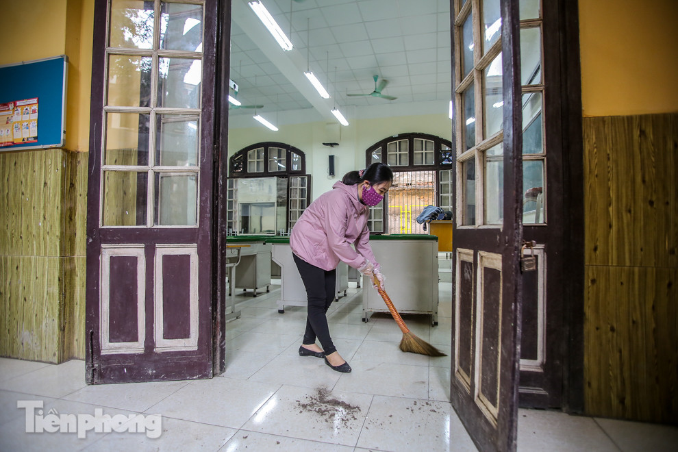 Trường học Hà Nội hối hả dọn vệ sinh, đón học sinh đi học trở lại ảnh 2