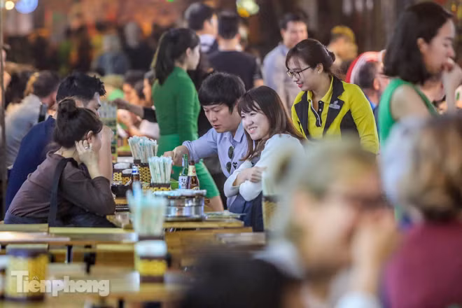 Giữa 'điểm nóng' Covid -19, phố Tây Tạ Hiện vẫn nhộn nhịp cuối tuần ảnh 6
