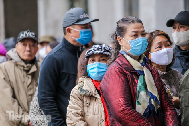 Khan hàng khẩu trang, dân Hà Nội lại xếp hàng dài mua như thời bao cấp ảnh 5