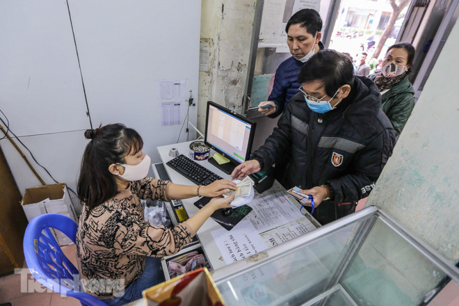 Khan hàng khẩu trang, dân Hà Nội lại xếp hàng dài mua như thời bao cấp ảnh 9