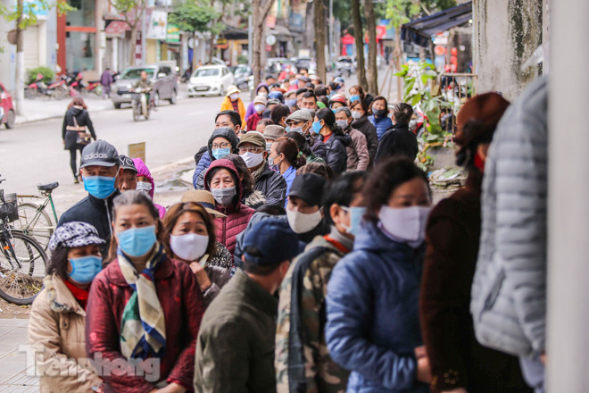 Khan hàng khẩu trang, dân Hà Nội lại xếp hàng dài mua như thời bao cấp ảnh 4