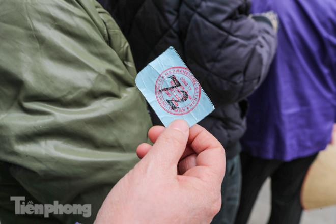 Khan hàng khẩu trang, dân Hà Nội lại xếp hàng dài mua như thời bao cấp ảnh 7