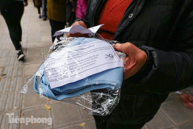 Khan hàng khẩu trang, dân Hà Nội lại xếp hàng dài mua như thời bao cấp ảnh 11