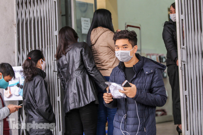 Khan hàng khẩu trang, dân Hà Nội lại xếp hàng dài mua như thời bao cấp ảnh 10