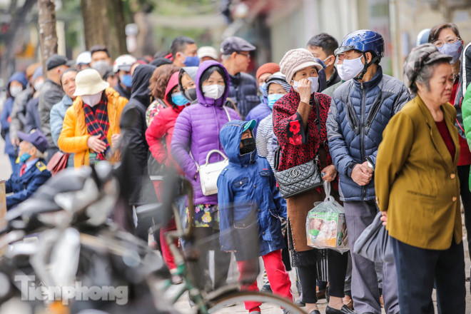 Khan hàng khẩu trang, dân Hà Nội lại xếp hàng dài mua như thời bao cấp ảnh 3