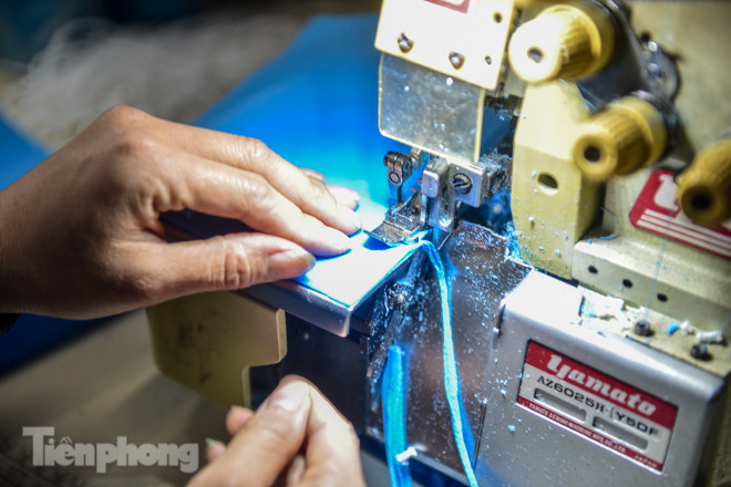 Chủ xưởng áo mưa sản xuất 4 vạn khẩu trang phát miễn phí cho học sinh ảnh 4