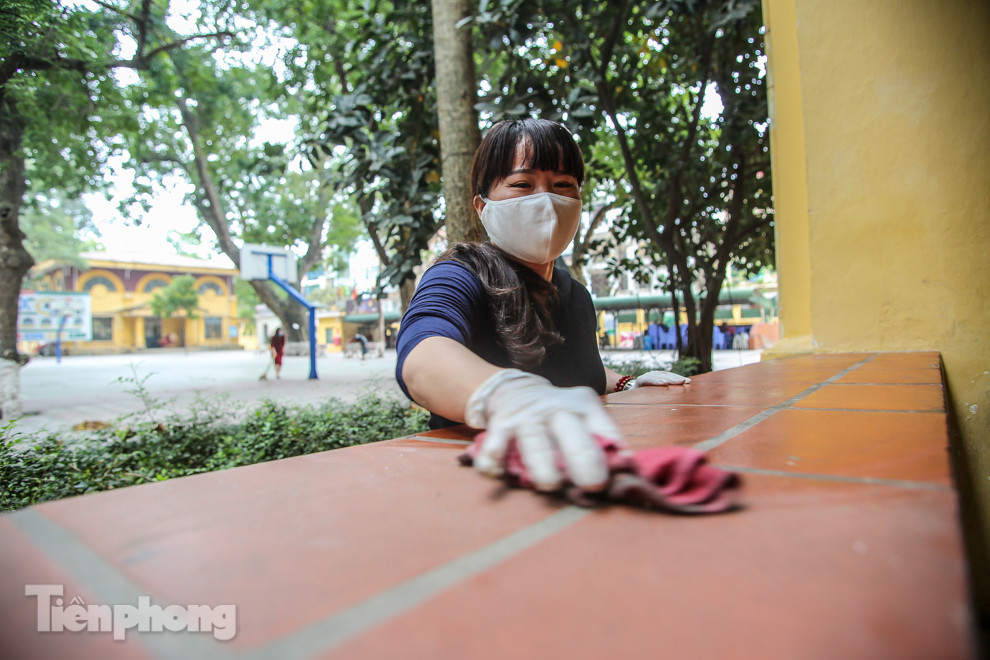 Trường học Hà Nội hối hả dọn vệ sinh, đón học sinh đi học trở lại ảnh 8