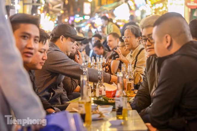 Giữa 'điểm nóng' Covid -19, phố Tây Tạ Hiện vẫn nhộn nhịp cuối tuần ảnh 9