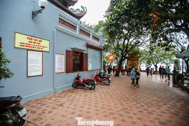 Lo ngại virus corona, đền, chùa Hà Nội vắng khách đi lễ đầu năm ảnh 9