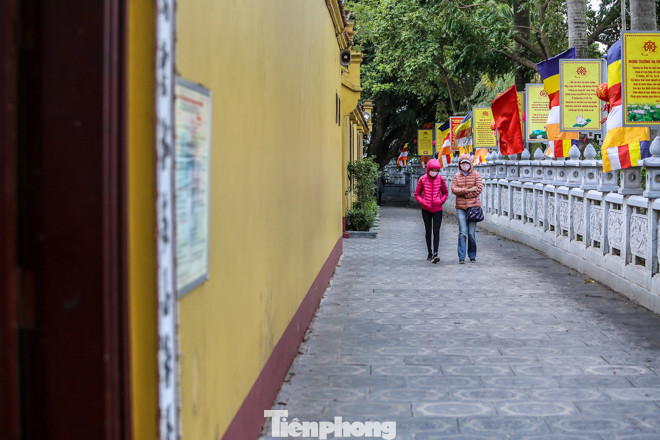 Lo ngại virus corona, đền, chùa Hà Nội vắng khách đi lễ đầu năm ảnh 5