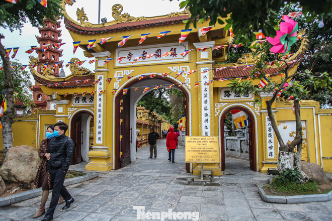 Lo ngại virus corona, đền, chùa Hà Nội vắng khách đi lễ đầu năm ảnh 4