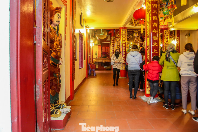 Lo ngại virus corona, đền, chùa Hà Nội vắng khách đi lễ đầu năm ảnh 10