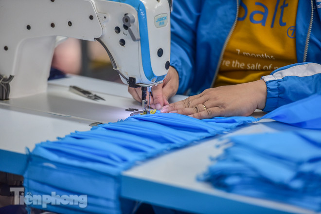 Chủ xưởng áo mưa sản xuất 4 vạn khẩu trang phát miễn phí cho học sinh ảnh 7