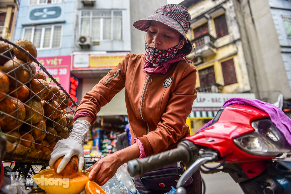 'Hốt bạc' nhờ vắt nước cam trên phố Hà Nội thời dịch Covid-19 ảnh 4
