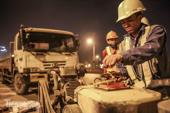 Công nhân 'trắng đêm' sửa chữa mặt cầu Vĩnh Tuy ảnh 11