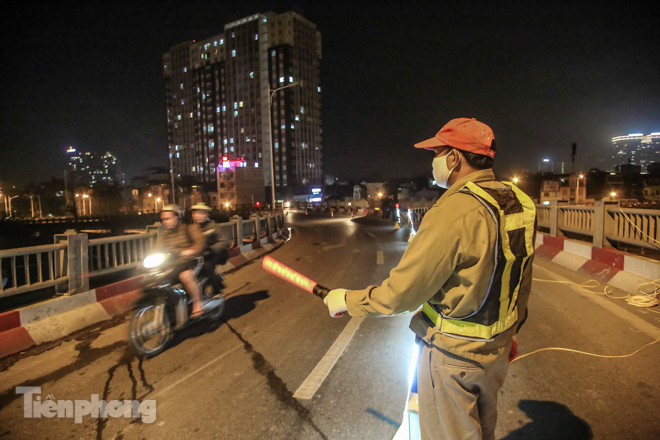 Công nhân 'trắng đêm' sửa chữa mặt cầu Vĩnh Tuy ảnh 4
