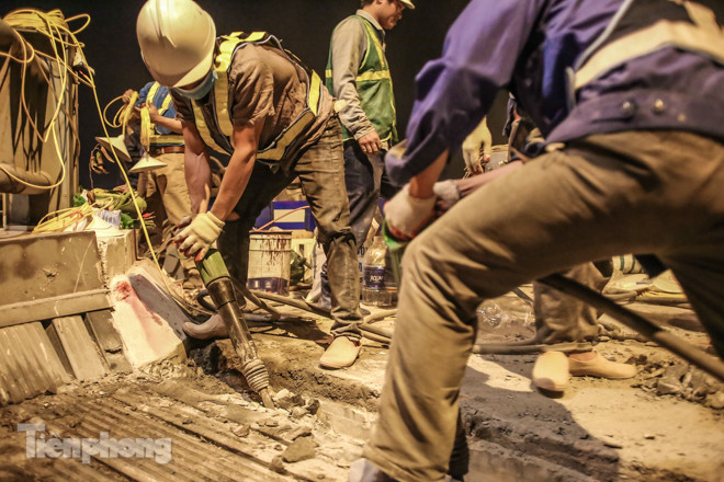 Công nhân 'trắng đêm' sửa chữa mặt cầu Vĩnh Tuy ảnh 6