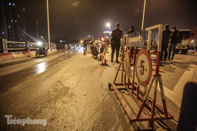 Công nhân 'trắng đêm' sửa chữa mặt cầu Vĩnh Tuy ảnh 3