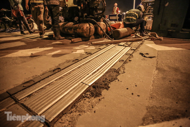 Công nhân 'trắng đêm' sửa chữa mặt cầu Vĩnh Tuy ảnh 5