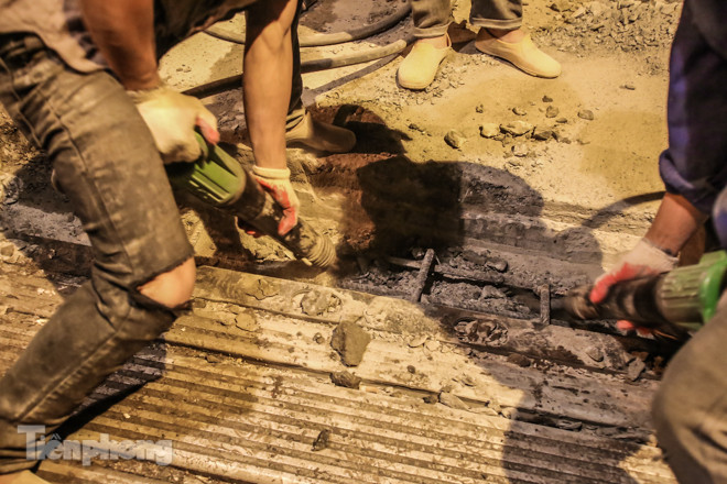 Công nhân 'trắng đêm' sửa chữa mặt cầu Vĩnh Tuy ảnh 9