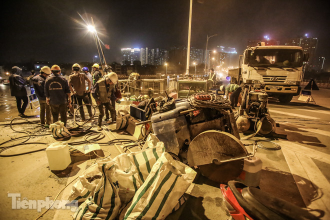 Công nhân 'trắng đêm' sửa chữa mặt cầu Vĩnh Tuy ảnh 2