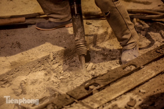 Công nhân 'trắng đêm' sửa chữa mặt cầu Vĩnh Tuy ảnh 10