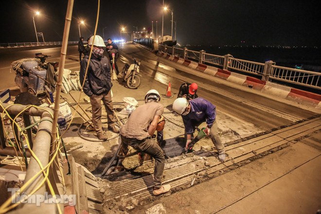 Công nhân 'trắng đêm' sửa chữa mặt cầu Vĩnh Tuy ảnh 1