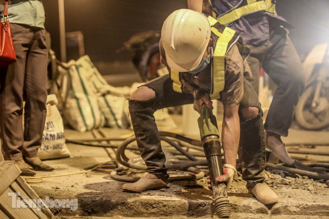 Công nhân 'trắng đêm' sửa chữa mặt cầu Vĩnh Tuy ảnh 7