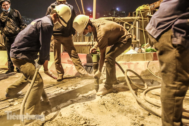 Công nhân 'trắng đêm' sửa chữa mặt cầu Vĩnh Tuy ảnh 8