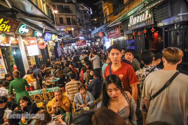 Giữa 'điểm nóng' Covid -19, phố Tây Tạ Hiện vẫn nhộn nhịp cuối tuần ảnh 2