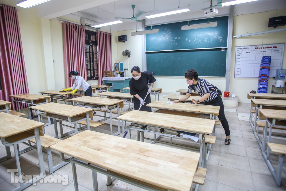 Trường học Hà Nội hối hả dọn vệ sinh, đón học sinh đi học trở lại ảnh 10