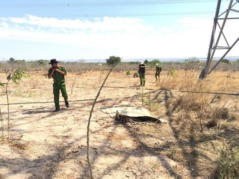 Phát hiện thi thể nam giới bị bịt mắt, nhiều thương tích ở bãi đất trống ảnh 1