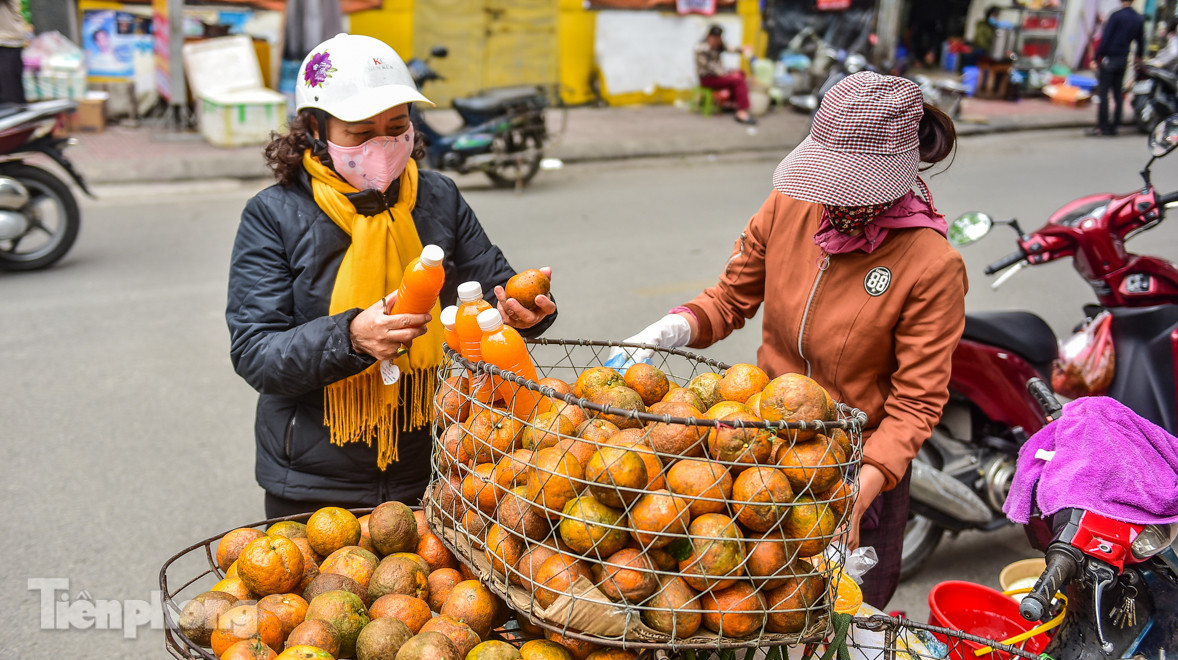 'Hốt bạc' nhờ vắt nước cam trên phố Hà Nội thời dịch Covid-19 ảnh 10