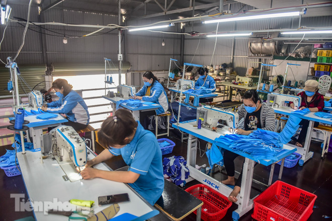 Chủ xưởng áo mưa sản xuất 4 vạn khẩu trang phát miễn phí cho học sinh ảnh 1